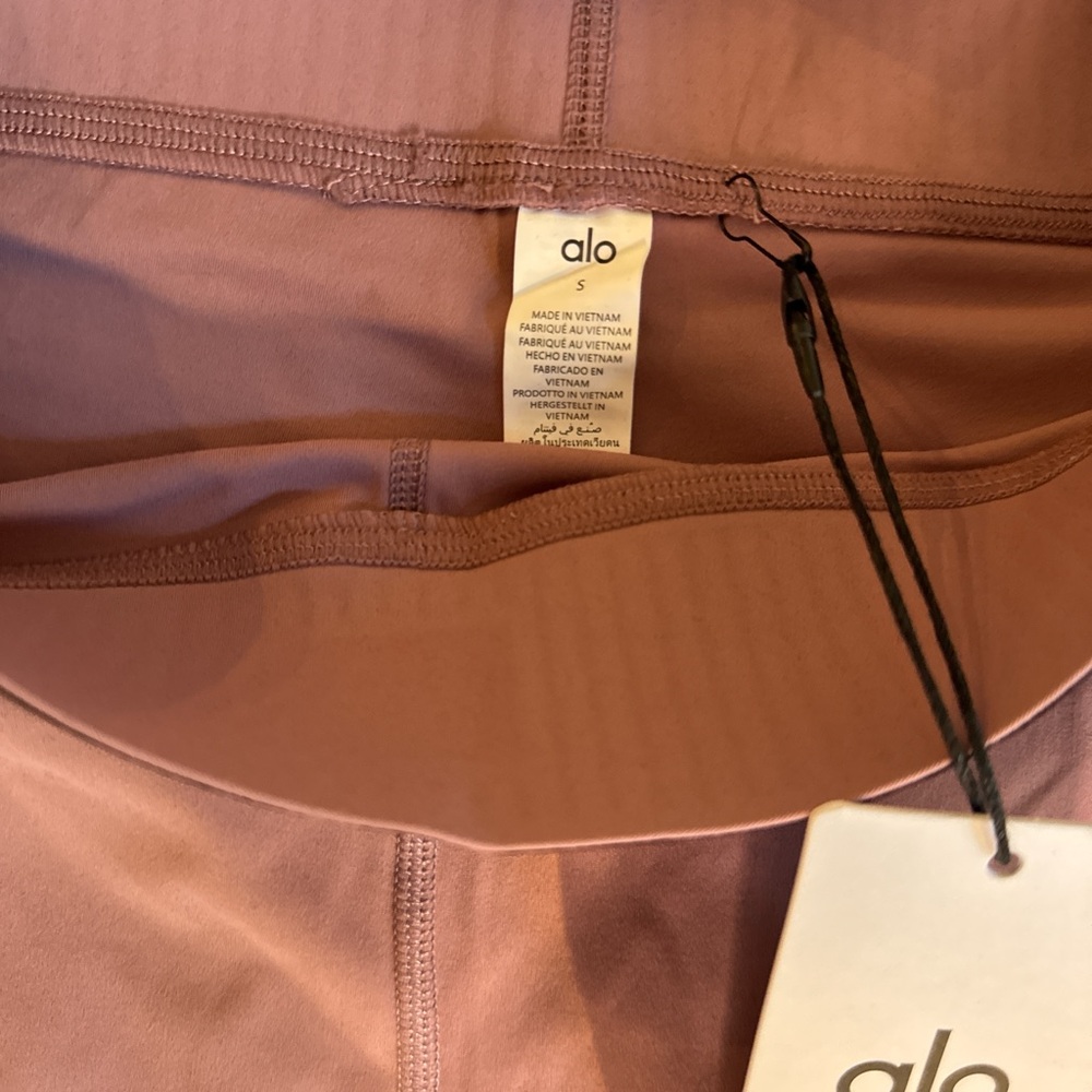 ALO Yoga Mauve Bra and biker shorts set - Picture 4 of 5
